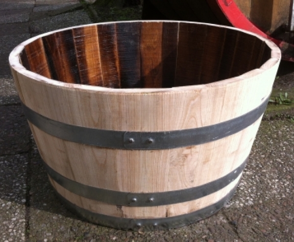 Blumenkübel aus einem 225 Liter Kastanien Holzfass